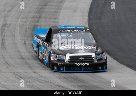 Bristol, TN, USA. 21. August 2013. Bristol, TN - 21. August 2013: Johnny Sauter (98) bringt seine Camping World Truck durch die Kurven während einer Übung für das UNOH 200 Rennen auf dem Bristol Motor Speedway in Bristol, TN Credit: Csm/Alamy Live-Nachrichten Stockfoto