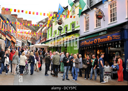 Nachtschwärmer außerhalb Irish Pubs in Waterloo Street, Londonderry, Nordirland Stockfoto