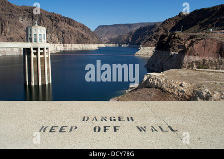 Blick auf den Hoover-Staudamm, Arizona, zeigen Stausee, unterzeichnen eine Aufnahme-Turm und die "halten von Wand". Stockfoto