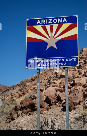 Das Arizona State-Schild an der Seite von der Straße in der Nähe von Hoover Dam, Felsen und blauem Himmel dahinter. Stockfoto