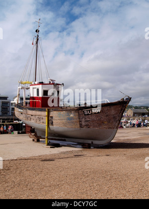 Kleinen kommerziellen Fischerboot auf dem Kai, West Bay, früher bekannt als Hafen von Bridport, Dorset, UK 2013 Stockfoto