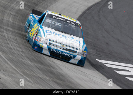 Bristol, TN, USA. 21. August 2013. Bristol, TN - 21. August 2013: Brennan Newberry (24) bringt seine Camping World Truck durch die Kurven während einer Übung für das UNOH 200 Rennen auf dem Bristol Motor Speedway in Bristol, TN Credit: Csm/Alamy Live-Nachrichten Stockfoto