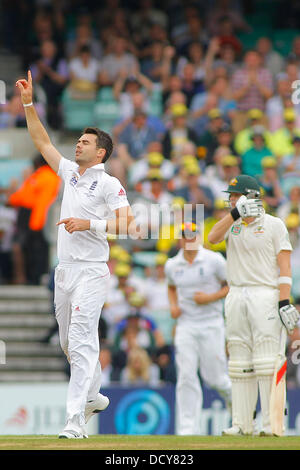 London, UK. 22. August 2013. James Anderson feiert dem Wicket Peter Siddle tagsüber nehmen zwei der 5. Investec Ashes Cricket-Match zwischen England und Australien gespielt auf der Kia Oval Cricket Ground am 22. August 2013 in London, England. Bildnachweis: Mitchell Gunn/ESPA/Alamy Live-Nachrichten Stockfoto