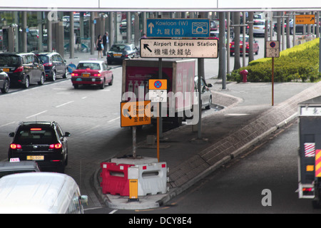 Airport Express Station Wegweiser durch das Tageslicht Stockfoto