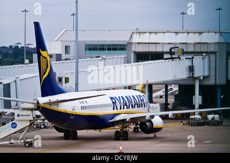 Ryanair-Namen auf der Seite Flugzeuge auf Asphalt am Flughafen Birmingham Stockfoto