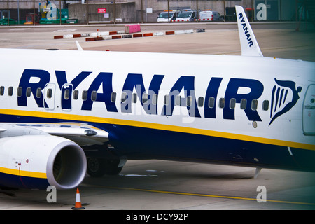 Ryanair-Namen auf der Seite Flugzeuge am Flughafen Birmingham Stockfoto