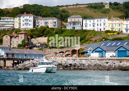 Cheetar Marine Cat Boot Hafenstrand, Stadt, Ansicht, aus dem Meer, Ventnor, Isle Of Wight, England, Vereinigtes Königreich, Stockfoto