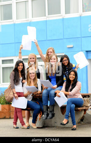 Finham Park School, Coventry, West Midlands, UK. 22. August 2013. Finham Park School in Coventry öffnen Sie ihre GCSE Resultate. Bildnachweis: Jamie Gray/Alamy Live-Nachrichten Stockfoto