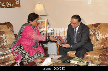 Islamabad, Pakistan. 22. August 2013.   MS Memon Roshan Tabbasum Präsident Asif Ali Zardari am Aiwan-e-Sadr am 22. August 2013 ihr Buch vorlegen.     Handout von Pakistan Informtion Abteilung   (Foto von PID/Deanpictures/Alamy Live News) Stockfoto