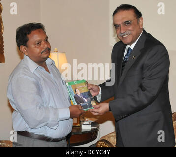 Islamabad, Pakistan. 22. August 2013.    Herr Muhammad Tahseen Abbasi Präsident Asif Ali Zardari am Aiwan-e-Sadr, Islamabad am 22. August 2013 sein Buch vorlegen.    Handout von Pakistan Informtion Abteilung   (Foto von PID/Deanpictures/Alamy Live News) Stockfoto