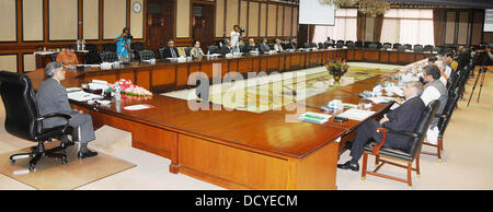 Islamabad, Pakistan. 22. August 2013. Bundesminister für Finanzen, Senator Muhammad Ishaq Dar den Vorsitz der Sitzung des Wirtschaftsausschusses Koordinierung des Kabinetts in Islamabad am 22. August 2013 Handout von Pakistan Informtion Abteilung   (Foto von PID/Deanpictures/Alamy Live News) Stockfoto