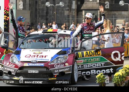 Köln, Deutschland. 22. August 2013. Belgische Rallye-Pilot Thierry Neuville (R) und sein Copilot Nicolas Gilsoul starten die ADAC Rallye Deutschland, die Bestandteil der FIA World Rally Championship, vor dem Kölner Dom in Köln, 22. August 2013 ist. Foto: THOMAS FREY/Dpa/Alamy Live News Stockfoto