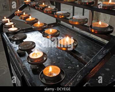 Miniatur Votiv Kerzen in einer Kapelle Stockfoto