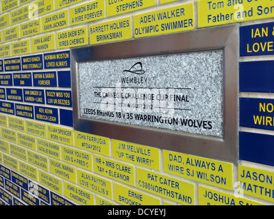 Carnegie Challenge Cup Gedenktafel im Halliwell Jones Stadium, Mike Gregory Weg / Winwick Rd, Warrington, WA2 7NE Stockfoto