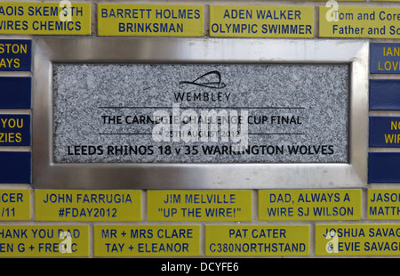 Carnegie-Challenge-Cup-Finale Plaque Halliwell Jones Stadium, Mike Gregory Weg / Winwick Rd, Warrington, WA2 7NE Stockfoto