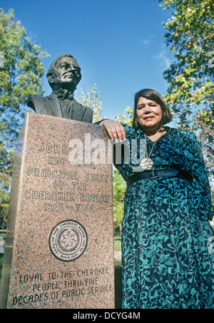 Wilma Mankiller erster Chef der Cherokee Nation von 1985 bis 1995 in der Nähe eine Statue von John Ross auf die Cherokee Reservation Stockfoto