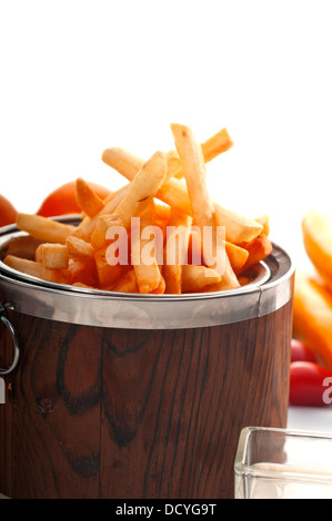 frische Pommes Frites auf einem Eimer Stockfoto