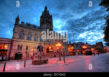 Rathaus von Chester in der Stadt Chester, (Deva) NW England, Großbritannien, bei Einbruch der Dunkelheit, mit einem tiefen blauen Himmel Stockfoto