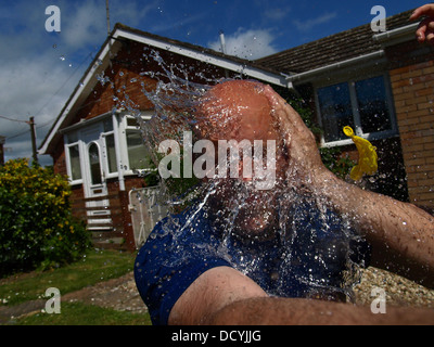 Mann von mit Wasser gefüllten Ballons getroffen Stockfoto