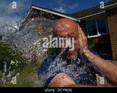 Mann von mit Wasser gefüllten Ballons getroffen Stockfoto