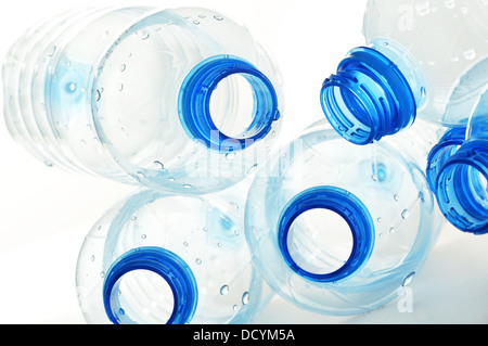 Komposition mit leeren Polycarbonat-Kunststoff-Flaschen Mineralwasser Stockfoto