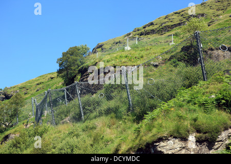 Erdrutsch-Schutz auf der Piste am Hang neben der A83 an den Rest & werden dankbar in Argyll, Schottland Stockfoto