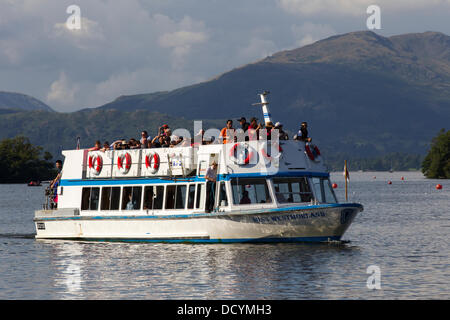 Lake Windermere, Großbritannien. 22. August 2013.  Wetter - prognostizierte 3,00 bis 4,00 Regen - tatsächliche sehr heiße klare Sonne Touristen sich vor Bank Holiday Wochenende Kreuzfahrten auf dem See-Kredit: Shoosmith Sammlung/Alamy Live News Stockfoto