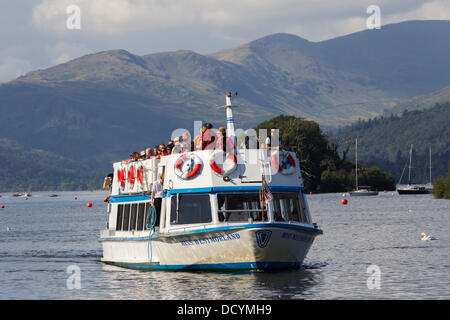 Lake Windermere, Großbritannien. 22. August 2013.  Wetter - prognostizierte 3,00 bis 4,00 Regen - tatsächliche sehr heiß klar SunTourists in Kraft vor Bank Holiday Wochenende Kreuzfahrten auf dem See-Kredit: Shoosmith Sammlung/Alamy Live News Stockfoto