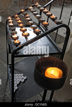 Opferkerzen - eine Kerze, ein Gebet, in einer Kirche Stockfoto