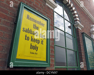 Erinnern Sie sich an den Sabbat-Tag, um es heilig zu halten, an der Buckley Street Methodist Free Church, Buckley Street, Warrington, Cheshire, England, Großbritannien, WA2 7DH Stockfoto