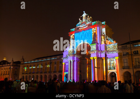 Licht-Spektakel namens "Arco da Luz" oder "Arch of Light" in englischer Sprache, am Praça Comércio, Lissabon, Portugal. Stockfoto