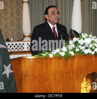 Islamabad, Pakistan. 22. August 2013.    Präsident Asif Ali Zardari Adressierung des diplomatischen Corps in Aiwan-e-Sadr, Islamabad am 22. August 2013.      Handout von Pakistan Informtion Abteilung   (Foto von PID/Deanpictures/Alamy Live News) Stockfoto