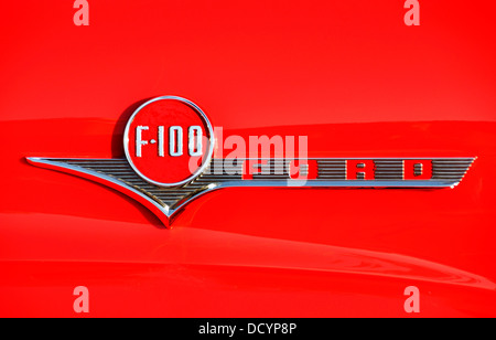 Emblem 1956 Ford F100 Pick-up LKW an Seitenwand Stockfoto