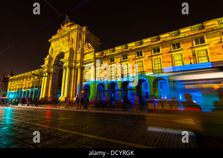 Licht-Spektakel namens "Arco da Luz" oder "Arch of Light" in englischer Sprache, am Praça Comércio, Lissabon, Portugal. Stockfoto