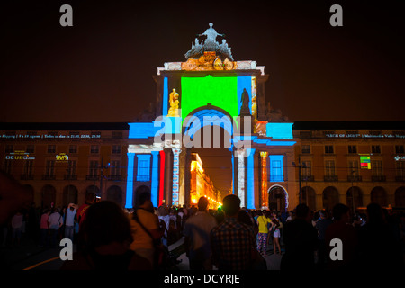 Licht-Spektakel namens "Arco da Luz" oder "Arch of Light" in englischer Sprache, am Praça Comércio, Lissabon, Portugal. Stockfoto