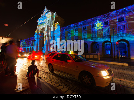 Licht-Spektakel namens "Arco da Luz" oder "Arch of Light" in englischer Sprache, am Praça Comércio, Lissabon, Portugal. Stockfoto