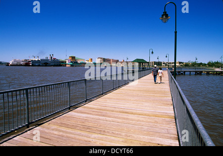 Casino Glücksspiel und See vordere Entwicklung gegangen Hand in Hand in Lake Charles, Louisiana, USA Stockfoto