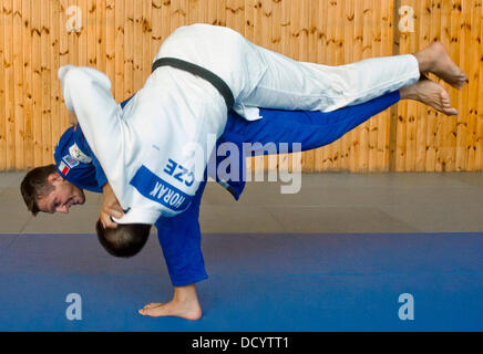 Tschechische Judoka Lukas Krpalek (in blau) Züge der Judo-Weltmeisterschaft in Rio De Janeiro 2013 in Prag, Tschechische Republik, 22. August 2013. (CTK Foto/Vit Simanek) Stockfoto