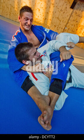 Tschechische Judoka Lukas Krpalek (in blau) Züge der Judo-Weltmeisterschaft in Rio De Janeiro 2013 in Prag, Tschechische Republik, 22. August 2013. (CTK Foto/Vit Simanek) Stockfoto