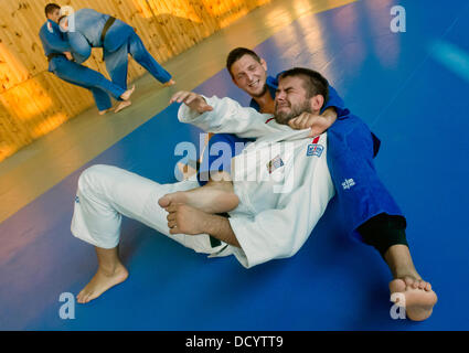 Tschechische Judoka Lukas Krpalek (in blau) Züge der Judo-Weltmeisterschaft in Rio De Janeiro 2013 in Prag, Tschechische Republik, 22. August 2013. (CTK Foto/Vit Simanek) Stockfoto