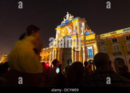 Licht-Spektakel namens "Arco da Luz" oder "Arch of Light" in englischer Sprache, am Praça Comércio, Lissabon, Portugal. Stockfoto