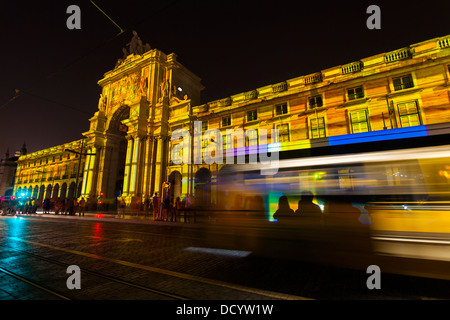 Licht-Spektakel namens "Arco da Luz" oder "Arch of Light" in englischer Sprache, am Praça Comércio, Lissabon, Portugal. Stockfoto