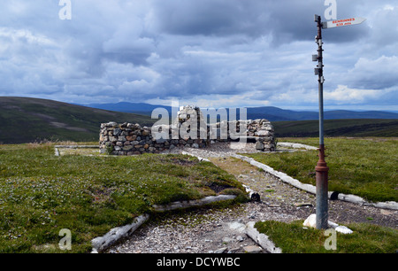 Gedenkstätte & Wegweiser deuten auf Ben Rinnes Corbett auf The Lecht Ski Resort im Sommer Stockfoto