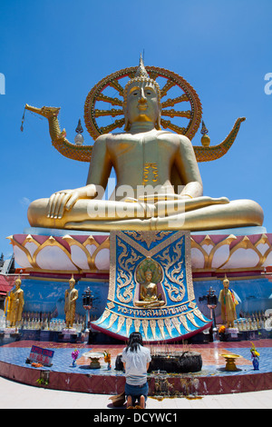 Eine Buddha-Statue im Wat Phra Yai, Tempel des großen Buddha auf der Insel Ko Samui im Golf von Thailand. Stockfoto