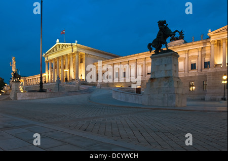 Parlament Wien an einem Sommerabend Stockfoto