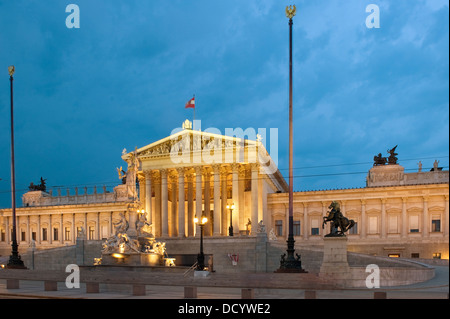 Parlament Wien an einem Sommerabend Stockfoto