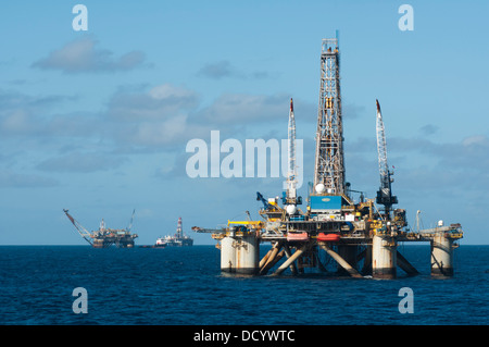 Offshore-Dilling Rig aus edlen Unternehmen arbeiten für Petrobras in Campos-Becken, Rio De Janeiro, Brasilien Stockfoto