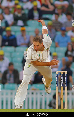 London, UK. 22. August 2013. Ryan Harris tagsüber bowling gespielt zwei 5. Investec Ashes Cricket-Match zwischen England und Australien auf der Kia Oval Cricket Ground am 22. August 2013 in London, England. Bildnachweis: Mitchell Gunn/ESPA/Alamy Live-Nachrichten Stockfoto