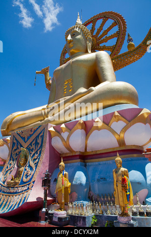 Eine Buddha-Statue im Wat Phra Yai, Tempel des großen Buddha auf der Insel Ko Samui im Golf von Thailand. Stockfoto