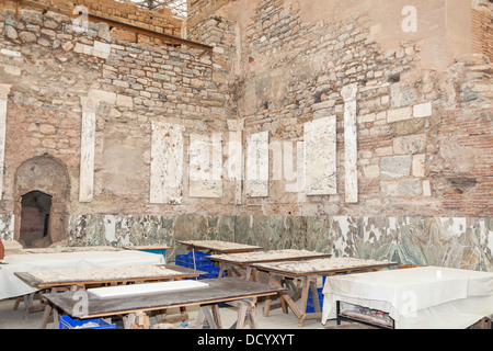 Ein großer Raum innerhalb eines Terrassenhäuser, verwendet als Wiederherstellung Bereich, Ephesus, Türkei Stockfoto